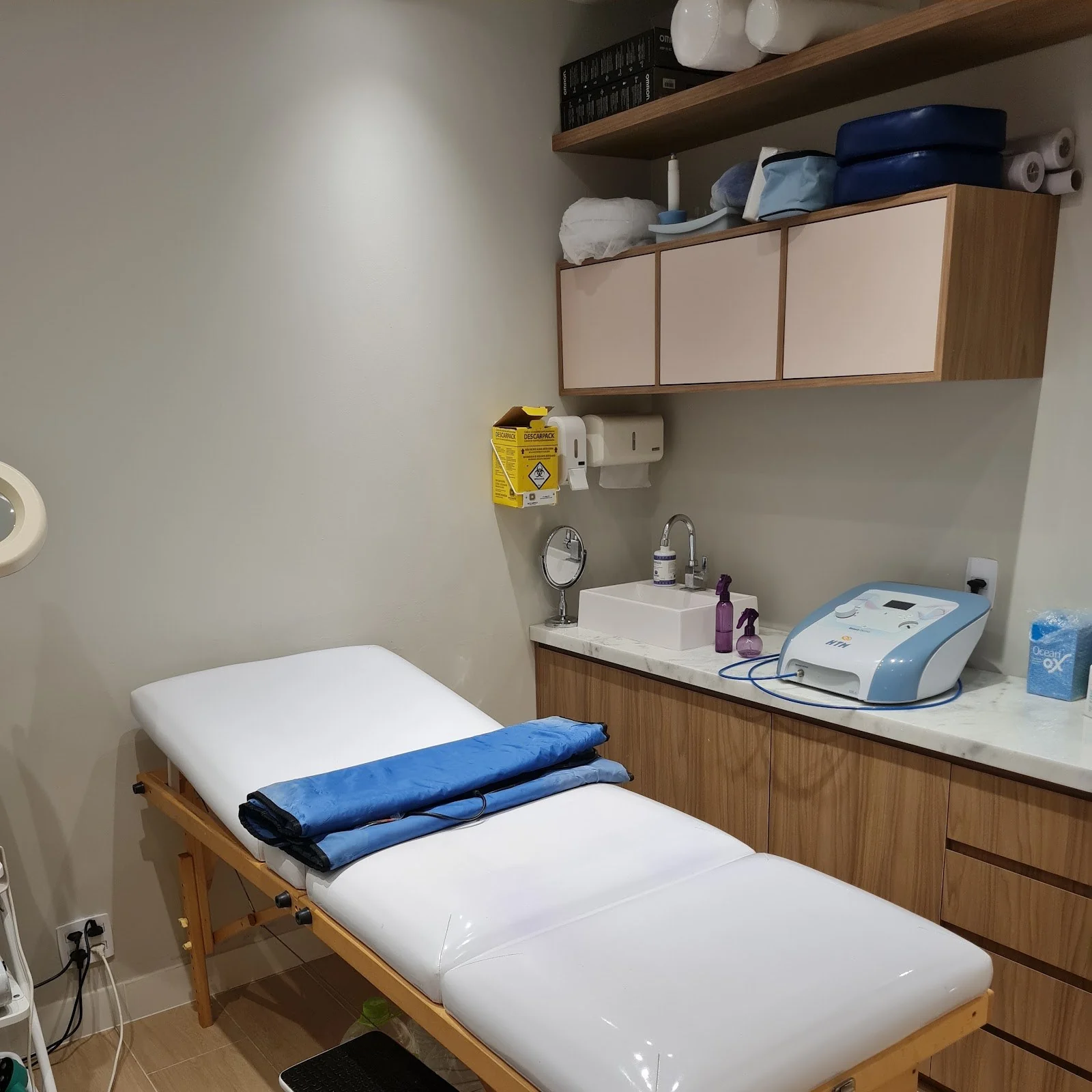 Canto da sala de atendimento com maca e bancada