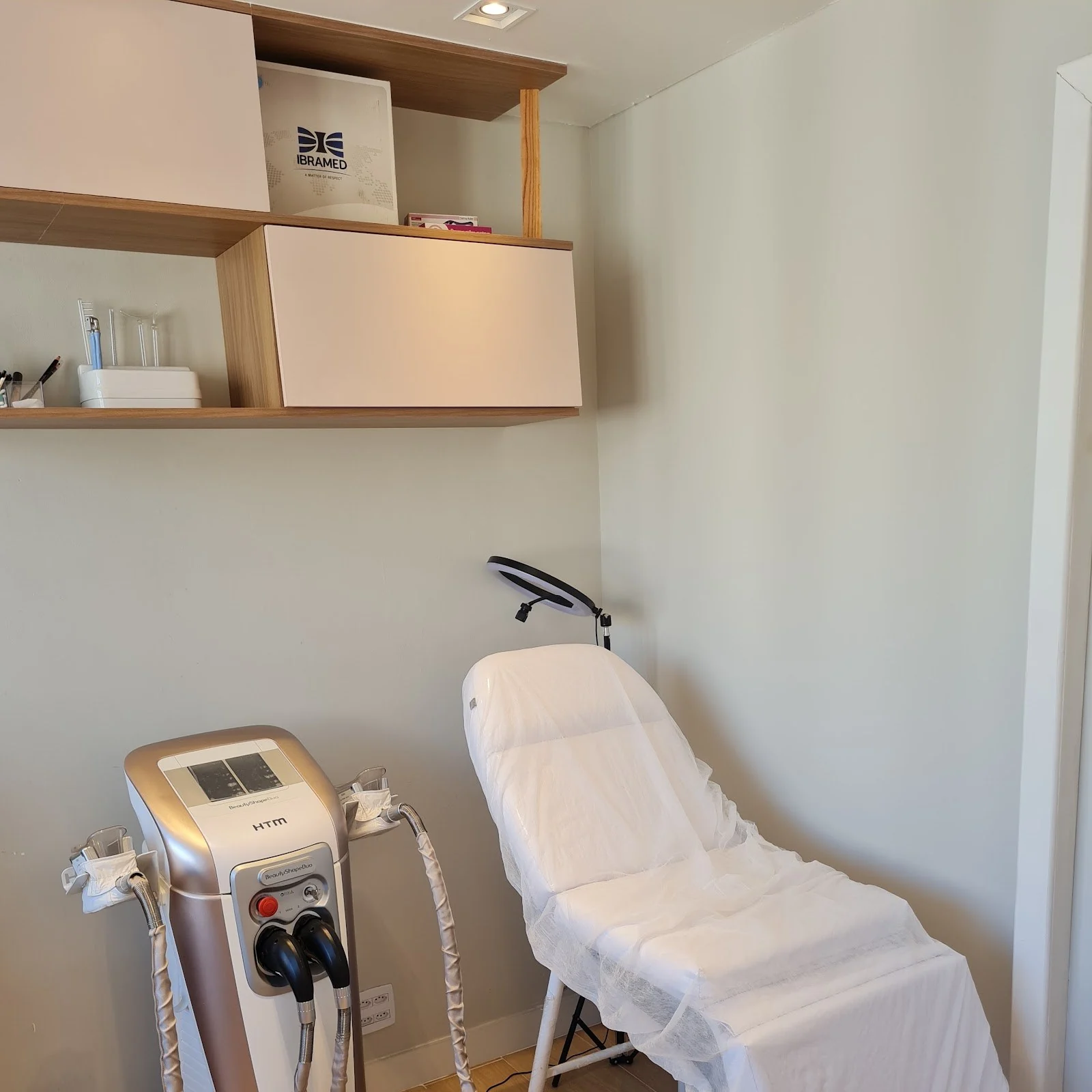 Canto da sala com maca e aparelho HTM Beauty Shape Duo